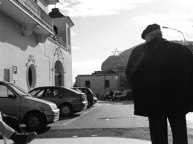 people in termin 4